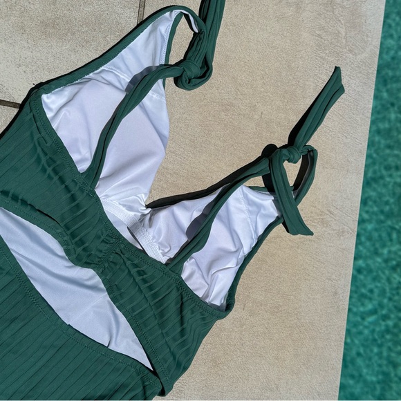 Brand New! ✅ Shade & Shore Green Ribbed One Piece Swimsuit V-Neck - Picture 6 of 7